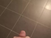 je me branle et gicle par terre ejac puissante