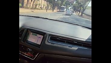 gostosa dirigindo e batendo punheta pro passageiro