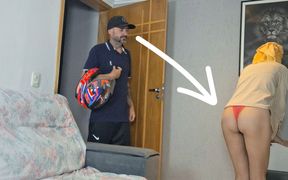 Married Woman Receives Ifood Delivery Man Without Panties!