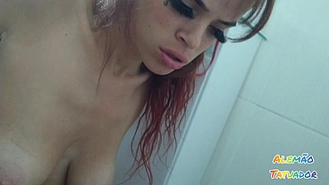 Banho de espuma Mirella Montana, alemão tatuador
