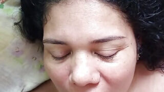 淫乱な売春婦は、だらしないフェラチオの後、尻の奥深くまで挿入される