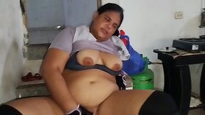 BBW colombiana con culo grande llega del GYM, se toca el co&ntilde_o y termina masturb&aacute_ndose hasta tener un gran orgasmo