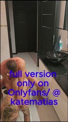 Wyruchał mnie tuż przed pracą i zalał mi cycki