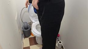 This Is What It Looks Like When My Wife Pees