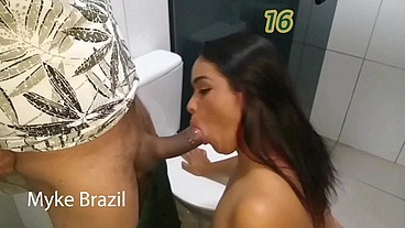 Levei uma mulher muito.gostosa para um motel ela foi tomar banho e eu Estava olhando ela fama e banho aí ela me viu eu se masturbando. Aí ela me chupou e deu para me no.banheiro