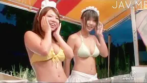 Esa Camarera Es Caliente y Está para Cogerla Bien Fuerte