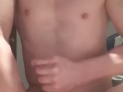 Hombre joven  masturbándome para ustedes