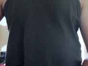 Joven se masturba en la sala