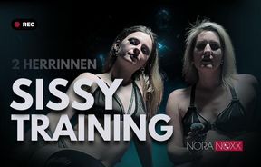 Sissy bekommt Anweisung von 2 Herrinnen