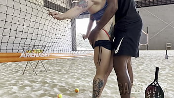 Meu professor de beach tenis, n&atilde_o aguentou ver minha bunda grande e ficou de pau duro durante a aula!