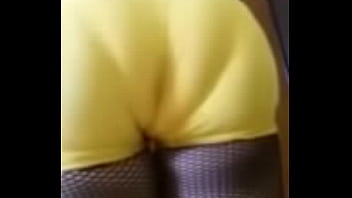 Shortinhos de lycra e consolo dentro da bunda