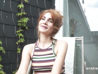 Ersties - Regina liebt es offen und kommt mit Dildo zum Orgasmus