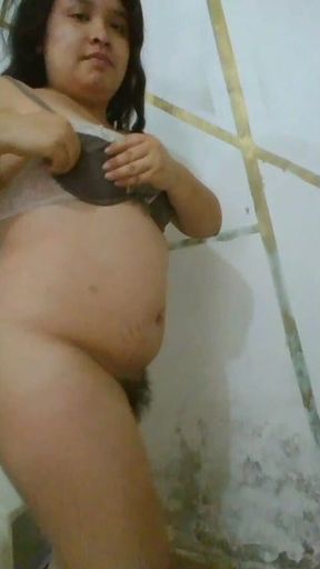 Vistiendose despues de haber estado desnuda