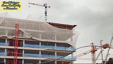 Eu Mary Butterfly me mostrando pelada no quintal para os pedreiros da obra aqui vizinha da minha casa onde moro, eu cada dia mais vadia