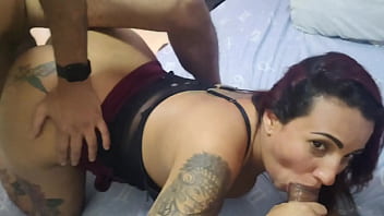 Marido cuckold deixou o amigo comer a esposa gr&aacute_vida e gozar na cara.