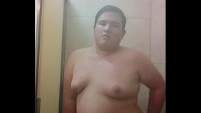 La Cerdita duchandose