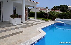 Arousins, dee vine by the pool