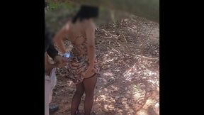 de vestido abaixando a calcinha no mato sexo com gozanda dentro