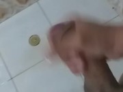 se pone cachondo mientras se ducha y se hace una paja
