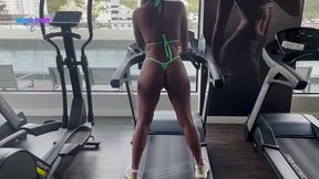 em nosso segundo dia de carnaval vim treinar de microbiquini na academia do hotel