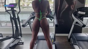 em nosso segundo dia de carnaval vim treinar de microbiquini na academia do hotel