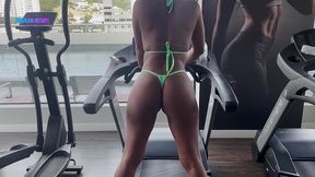 em nosso segundo dia de carnaval vim treinar de microbiquini na academia do hotel