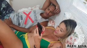 meti o piru na leira gostosa que estava assistindo video porno do meu lado