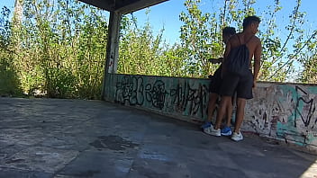 MALOKAS DA QUEBRADA FORAM NO TERRENO DO VIZINHO ABANDONADO FAZEREM SEXO BEM PUTO part -1