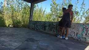 MALOKAS DA QUEBRADA FORAM NO TERRENO DO VIZINHO ABANDONADO FAZEREM SEXO BEM PUTO part -1