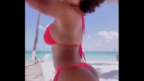 Negra bailando en la playa