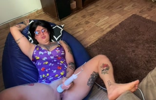 Neighbor fucks the married woman in the cuckold's room