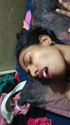 Desi bhabhi ki chudai uske ghar me hi sasur ji ne chod diya   Clip 1