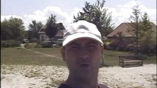 Una polla enorme golpea el culo apretado de Eve Deluxe en una follada humeante al aire libre