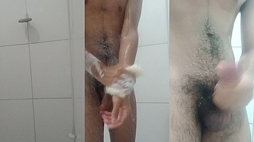Novinho gostoso tomando banho e brincando com pau até gozar