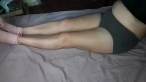 Amateur Medi shows off her cute feet and lets you get a close-up look at