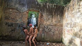 machos fudendo na trilha da cachoeira