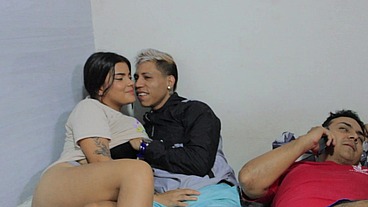 ME FOLLO Y ME TRAGO LA LECHE DEL MEJOR AMIGO DE MI HERMANASTRO MIENTRAS VEMOS UNA PELICULA