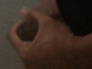 Hombre se masturba en el baño y se viene