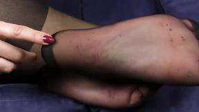 ”Thena la rossa in collant ti fa impazzire con i suoi piedi”