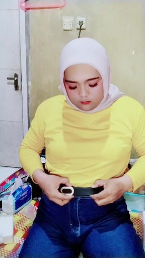 Ivvy Hijab Crossdresser, Wearing Jeans Then Masturbates
