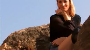 Goerges de la jungle baise une brunette sur la plage