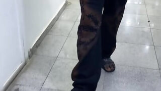 Karkea musta nasta, jolla on valtava kulli, panee nuoria amatöörihomo-lutkia kovaa perseeseen