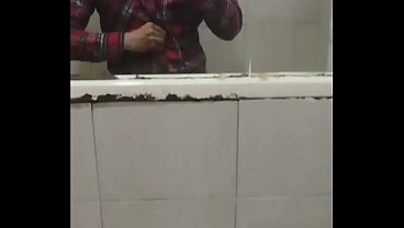 Practicando, entrenando el baile de Striper masculino en el ba&ntilde_o del Gimnasio antes de cambiarme y pornerme a entrenar, ya le he bailado sexy a novias y esposas en los clubs swinger de los que soy cliente