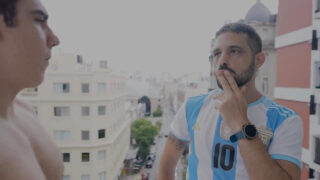 Amatör genç Julian Shul'un ayak fetişi videosu, anüsünden ilişkiye giriliyor.