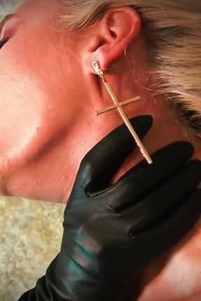 C!hoke on leather gloves