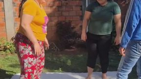 Hermanas al dolor patadas bajo la entre piernas un juego doloroso