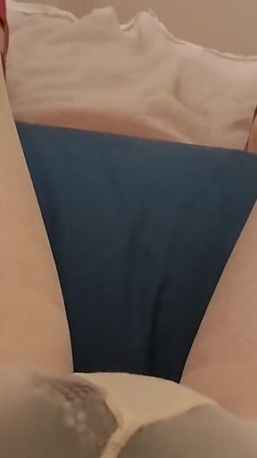 Anal-plugged Cindy Grinds Her Toy & Cums