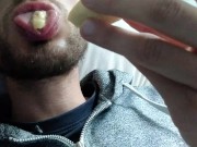 Tiene Tantas Ganas de Chupar una Polla, que le Hace Una Mamada al Plátano con su Boca Sensual