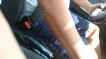 Segunda parte del taxista que se deja grabar y no tocar ,me dej&oacute_ muy caliente y me encantan los machos que dejan que nos demos el taco de ojo