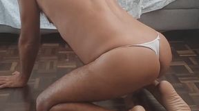 Ladysilva crossdresser de calcinha na sala exibindo sua bunda gostosa 06